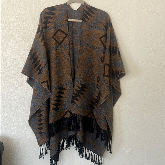 Geometric Patterned Poncho with Fringe Size XL- 2XL - Picture 1 of 5